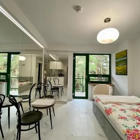Apartman Mirror
